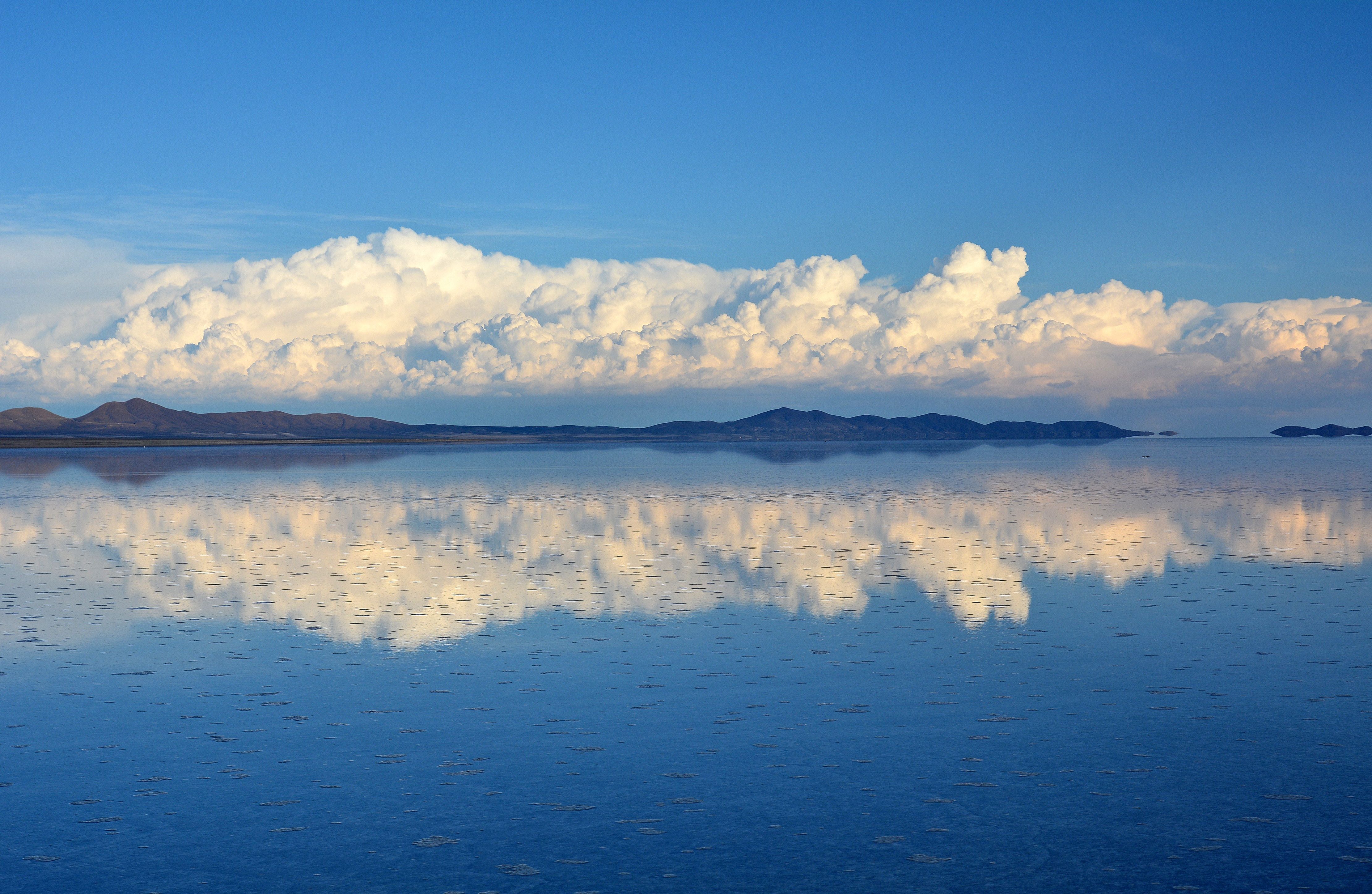 Озеро в боливии. Озеро Салар-де-Уюни, Боливия. Озеро Уюни в Боливии. Солончак Уюни соленое озеро Боливии. Озеро Салар де Арисаро.
