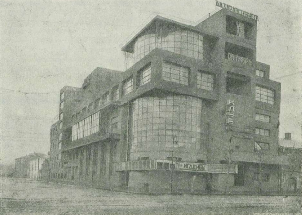 Клуб им. Зуева выстроен в 1929 г. профсоюзом коммунальников по проекту И. А. Голосова. Находится на Лесной улице.