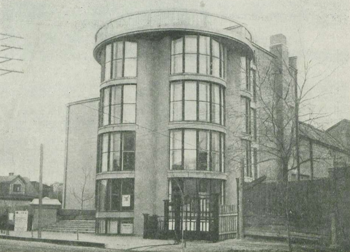 Клуб „Буревестник“ выстроен в 1929 году профсоюзом кожевников по проекту К. С. Мельникова. Находится на Огородной улице, в Сокольниках.