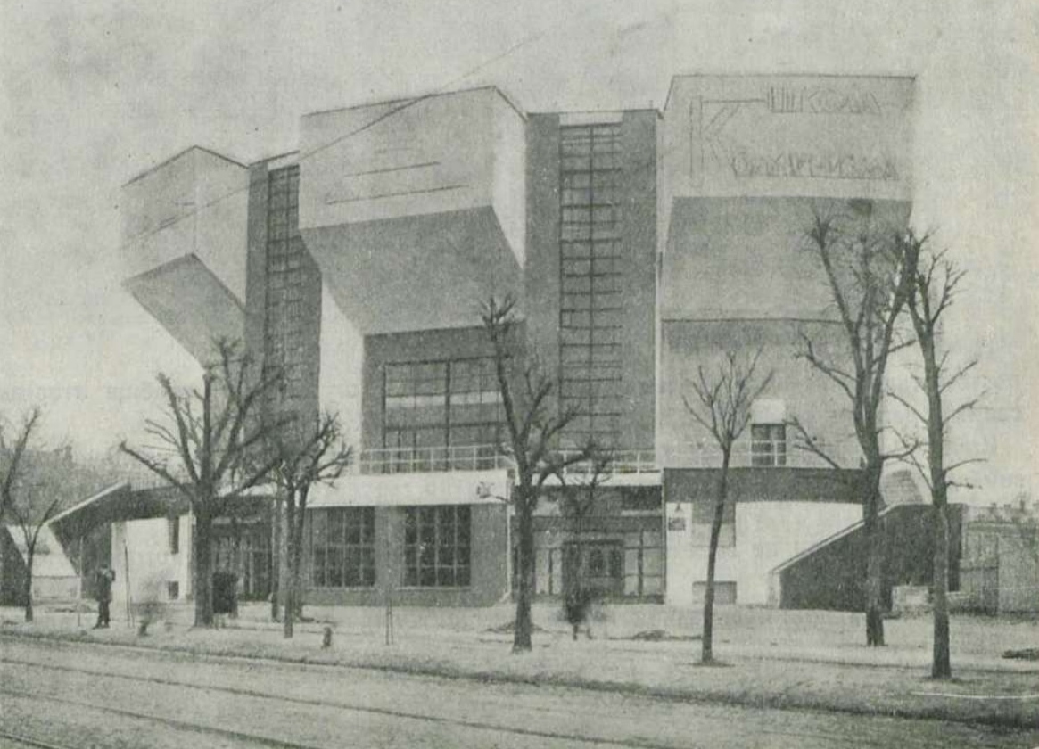 Клуб им. Русакова выстроен в 1929 г. профсоюзом коммунальников по проекту К. С. Мельникова. Находится на улице Стромынке, в Сокольниках.