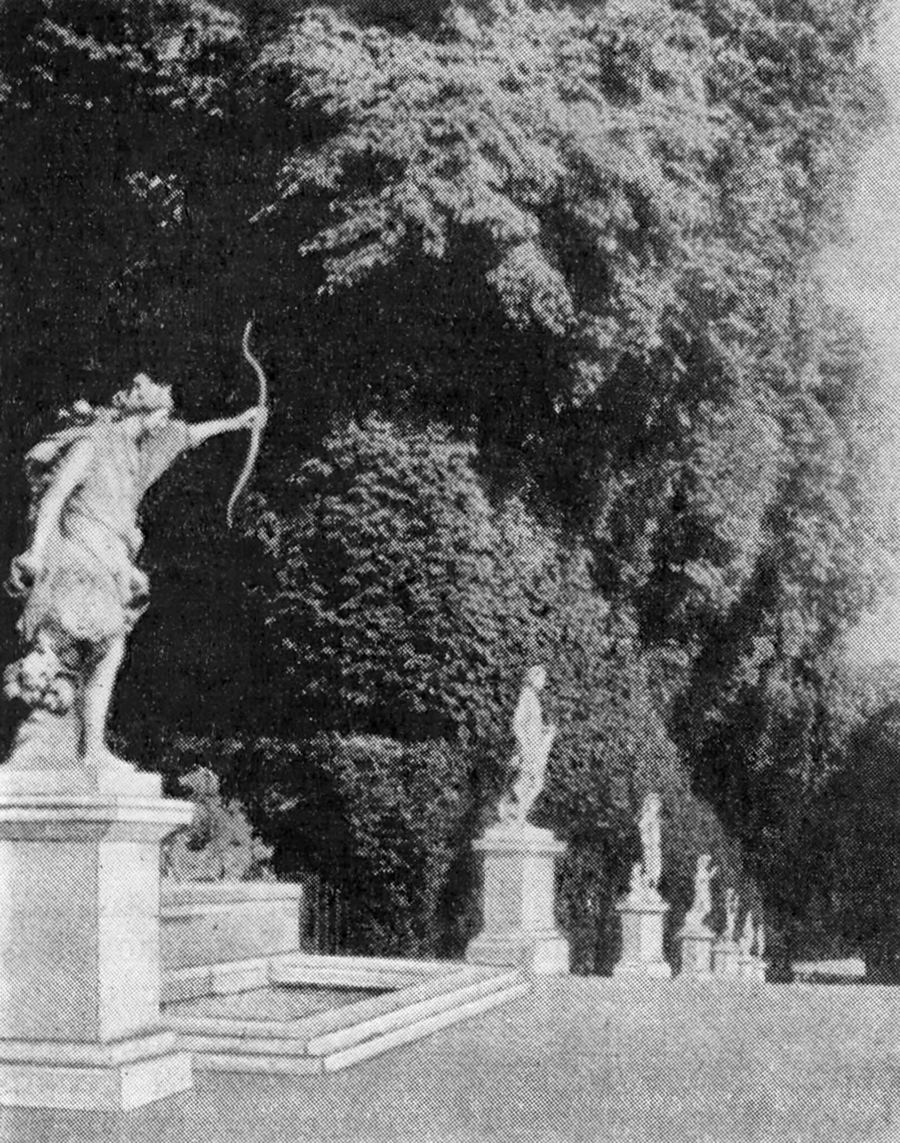 45. Версаль. Английский парк. Аллея со статуями, скульптура — А. Куазевокс
