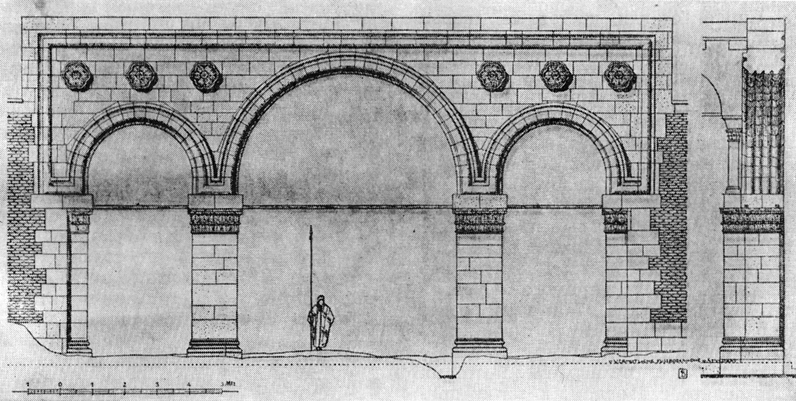 5. Мшатта, VIII в. План ансамбля и фасад зала в реконструкции Кресвелла, резной каменный пилон