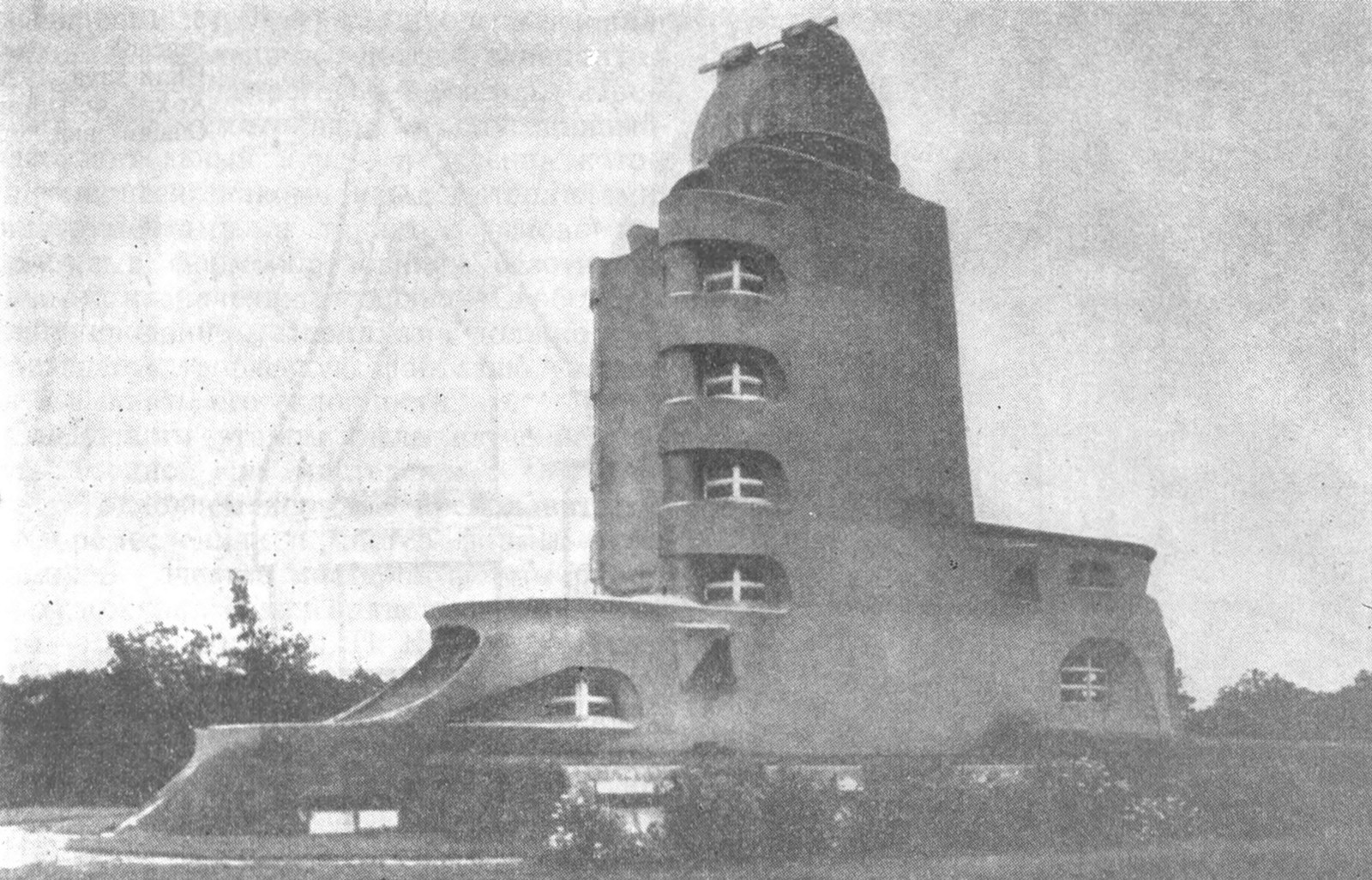 4. Потсдам. Астрофизическая лаборатория («Башня Эйнштейна»), 1920 г. Арх. Э. Мендельсон. Общий вид, разрез