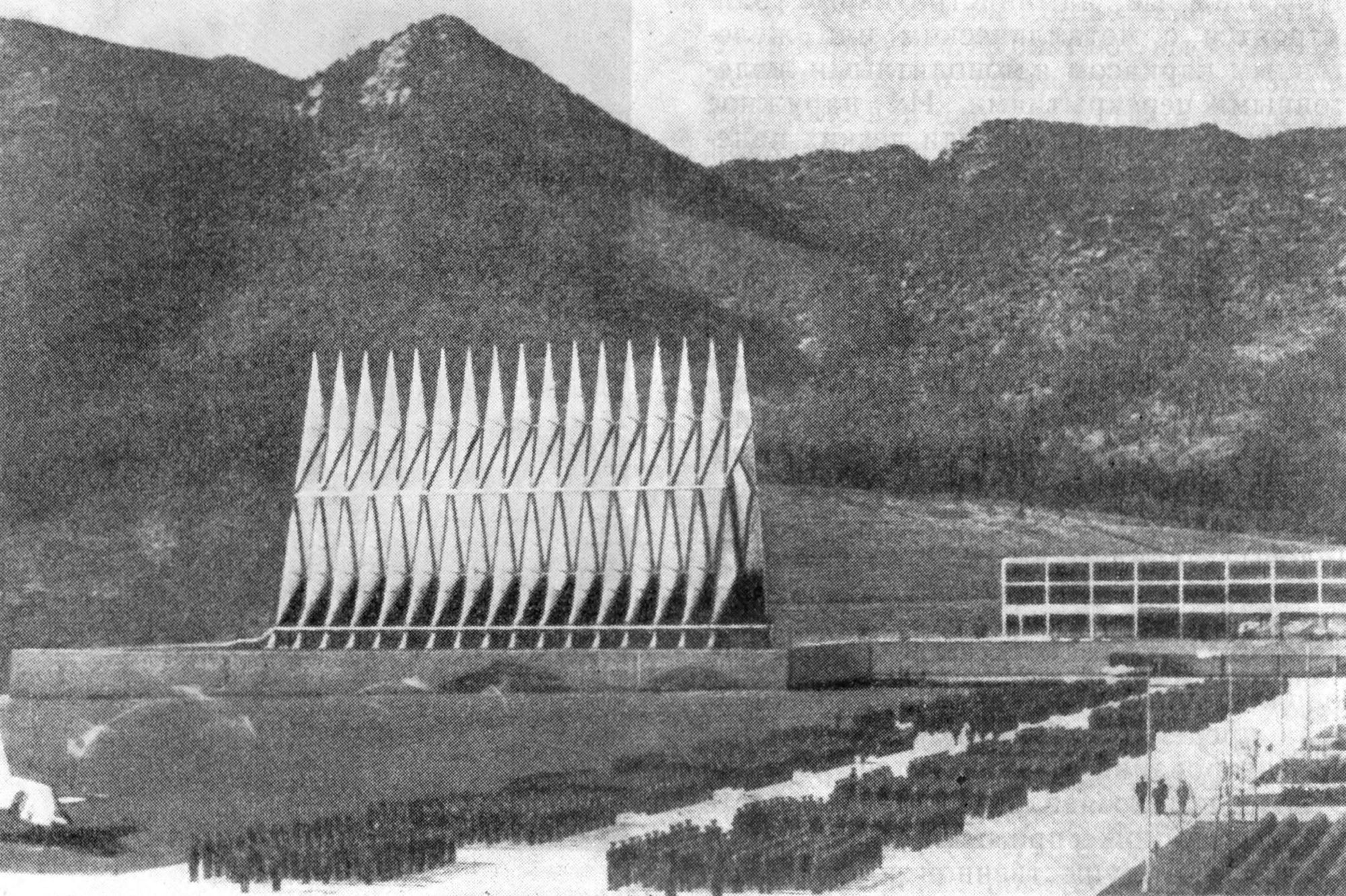 74. Колорадо-Спрингс. Часовня академии ВВС США, 1961 г. Фирма СОМ (архитекторы Скидмор, Оуингс, Меррил)