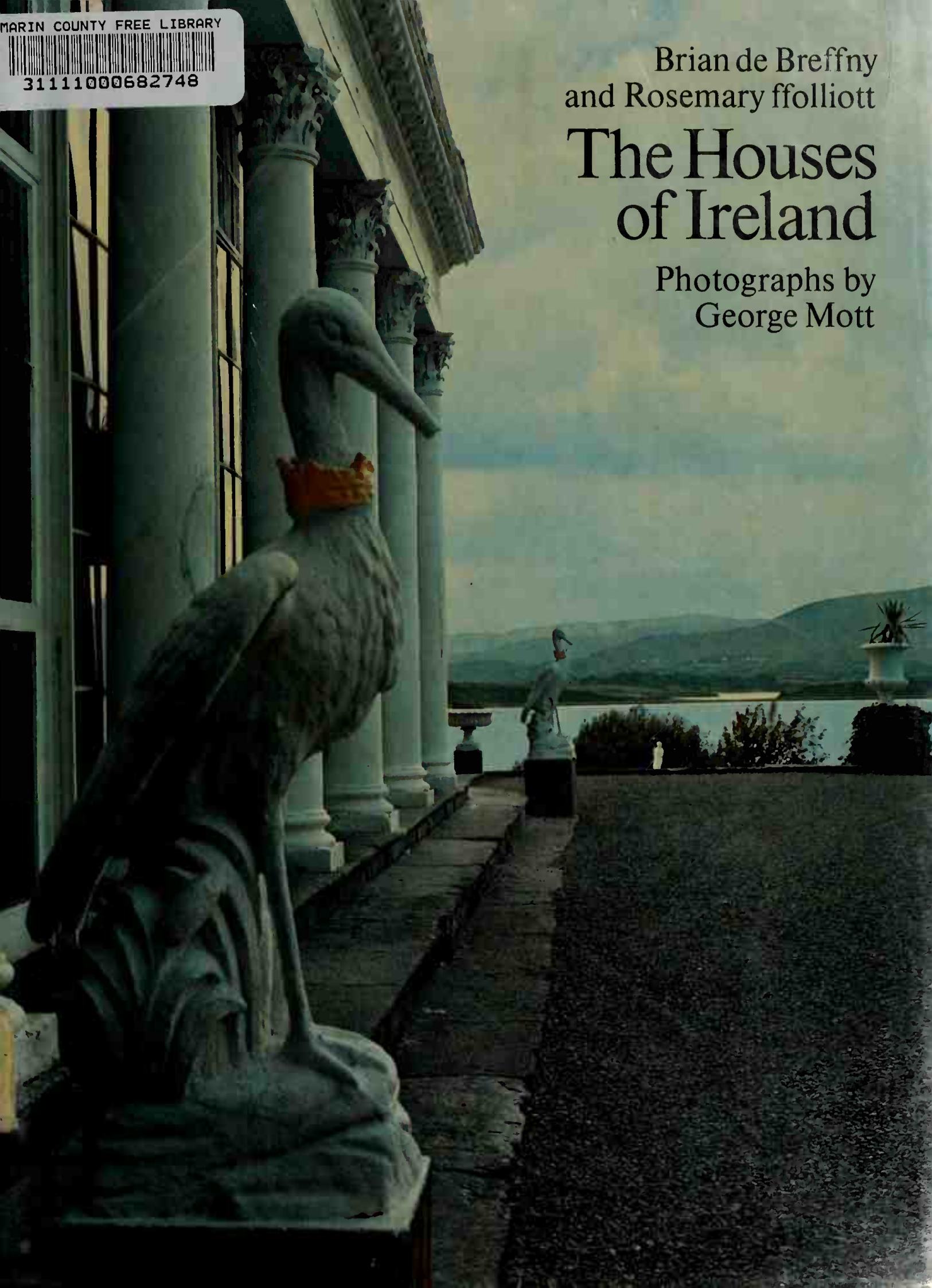 The Houses of Ireland : Domestic architecture from the medieval castle to the Edwardian villa / Brian de Breffny and Rosemary ffolliott ; Photographs by George Mott. — New York : The Viking Press, 1975