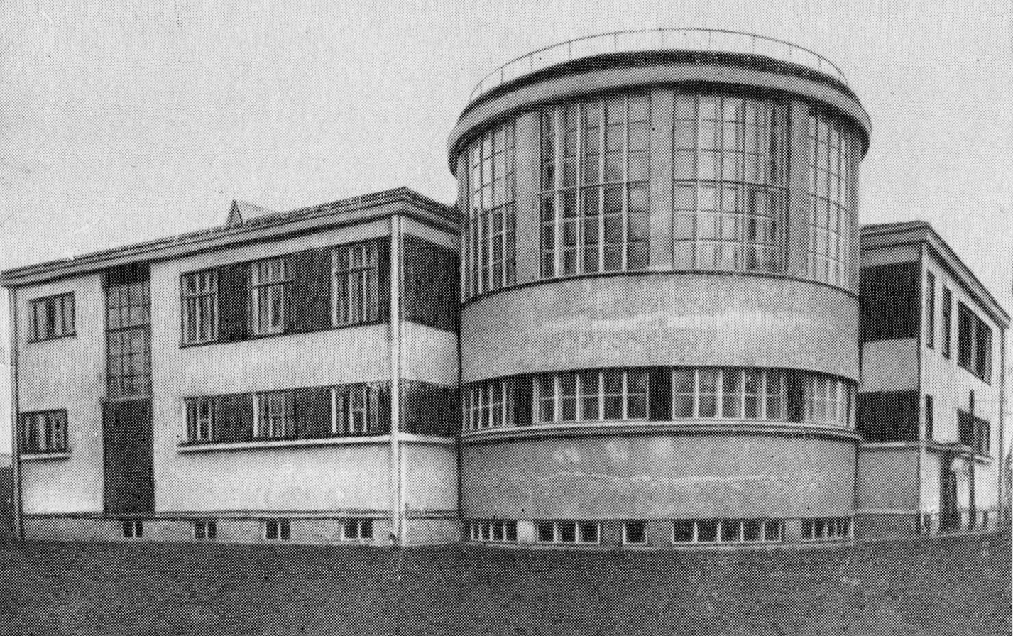 Перспектива прозекторской (выполнена арх. Я. О. Рубанчиком) и фотография выстроенного здания со стороны больничной территории