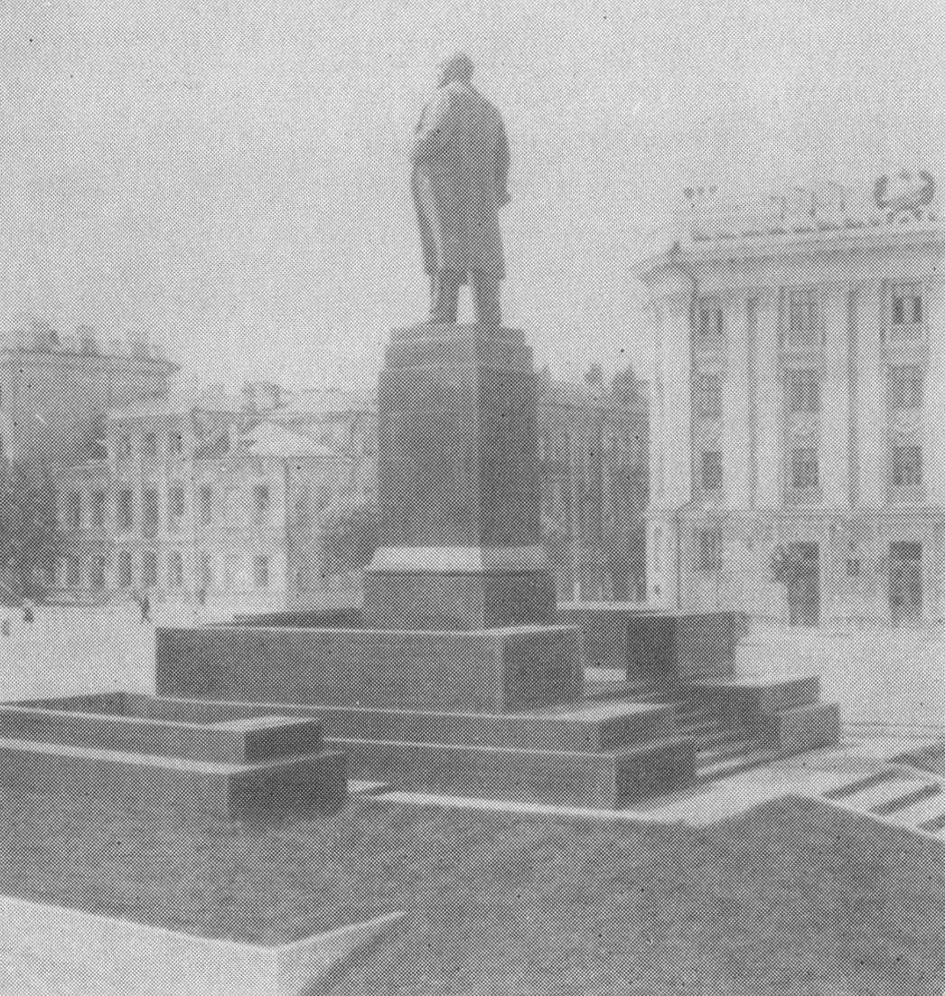 Памятник В. И. Ленину; вид сзади