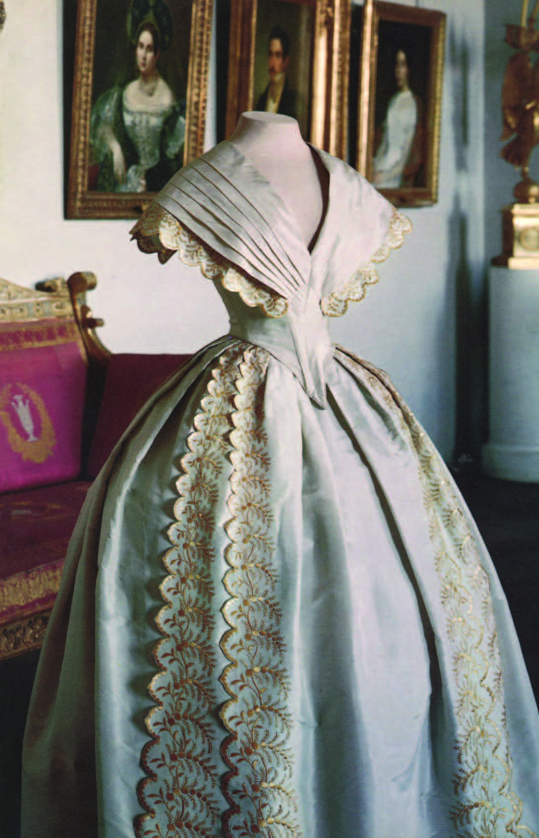 History of Russian Costume from the Eleventh to the Twentieth Century : From the collections of the Arsenal Museum, Leningrad; Hermitage, Leningrad; Historical Museum, Moscow; Kremlin Museums, Moscow; Pavlovsk Museum. — New York : The Metropolitan Museum of Art, 1977