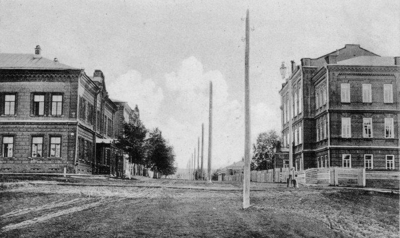 Рисунок 6. Женская гимназия. Сарапул, ул. Гоголя, 23 (здание гимназии справа) (фото начала XX в. [5])