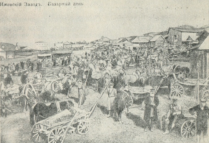 Базарная площадь — самое оживленное место в старом Ижевске. Фото 1912 года.