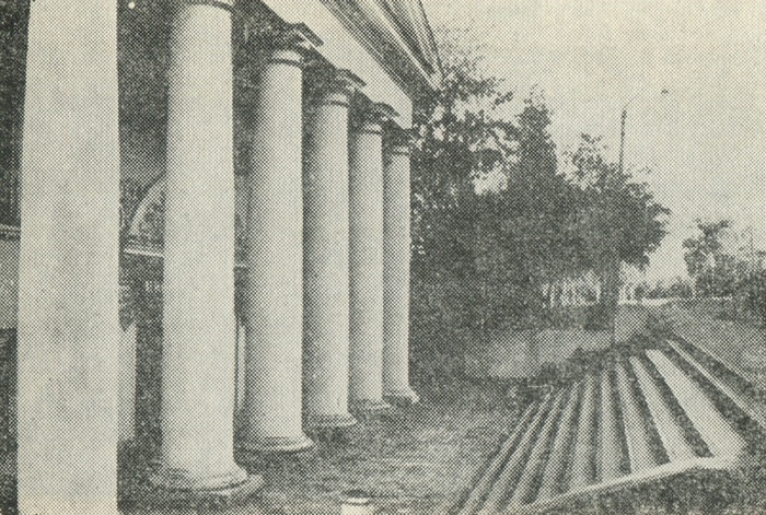 После войны здание механического института украсилось торжественной колоннадой.