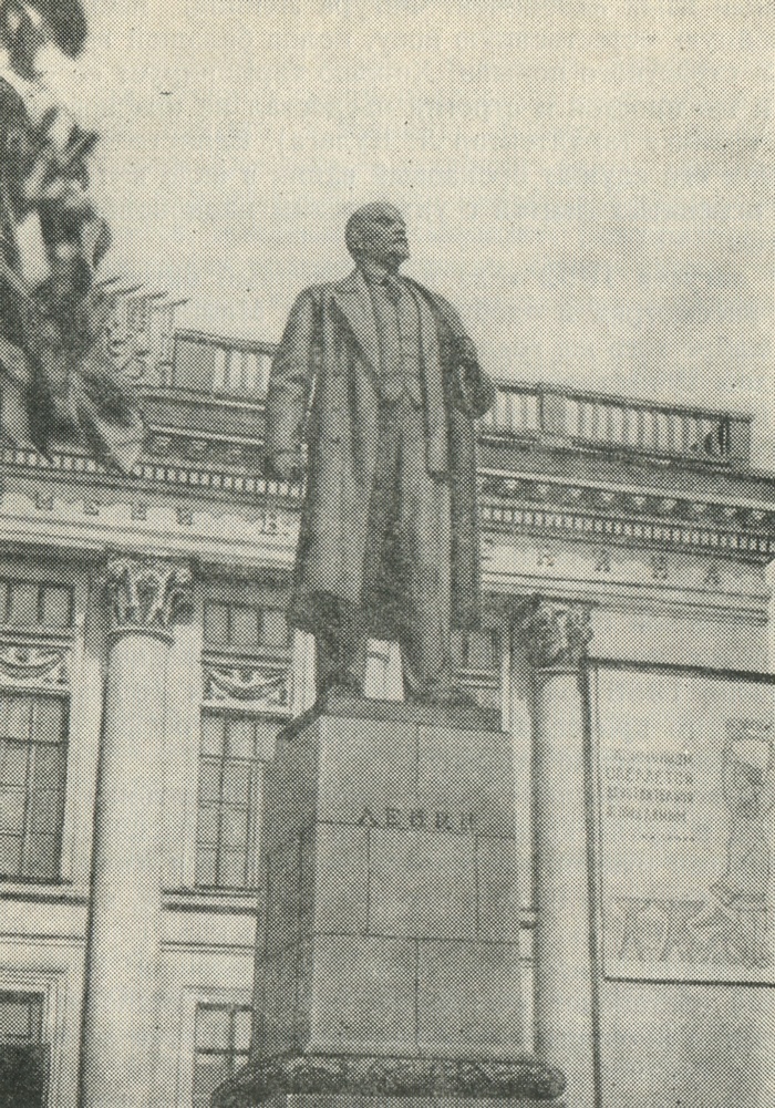 Памятник Ильичу.