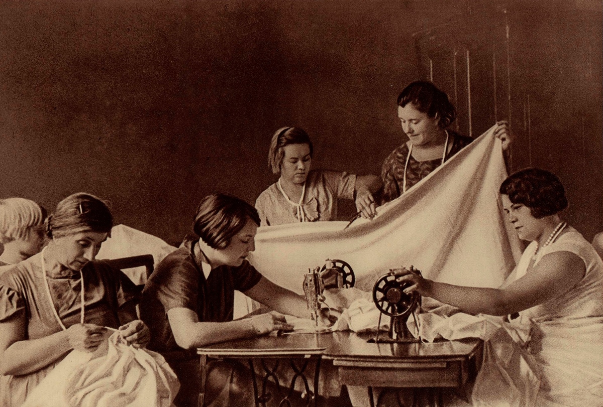 Жены инженеров завода „Большевик“ в Киеве шьют постельное белье для образцовых общежитий