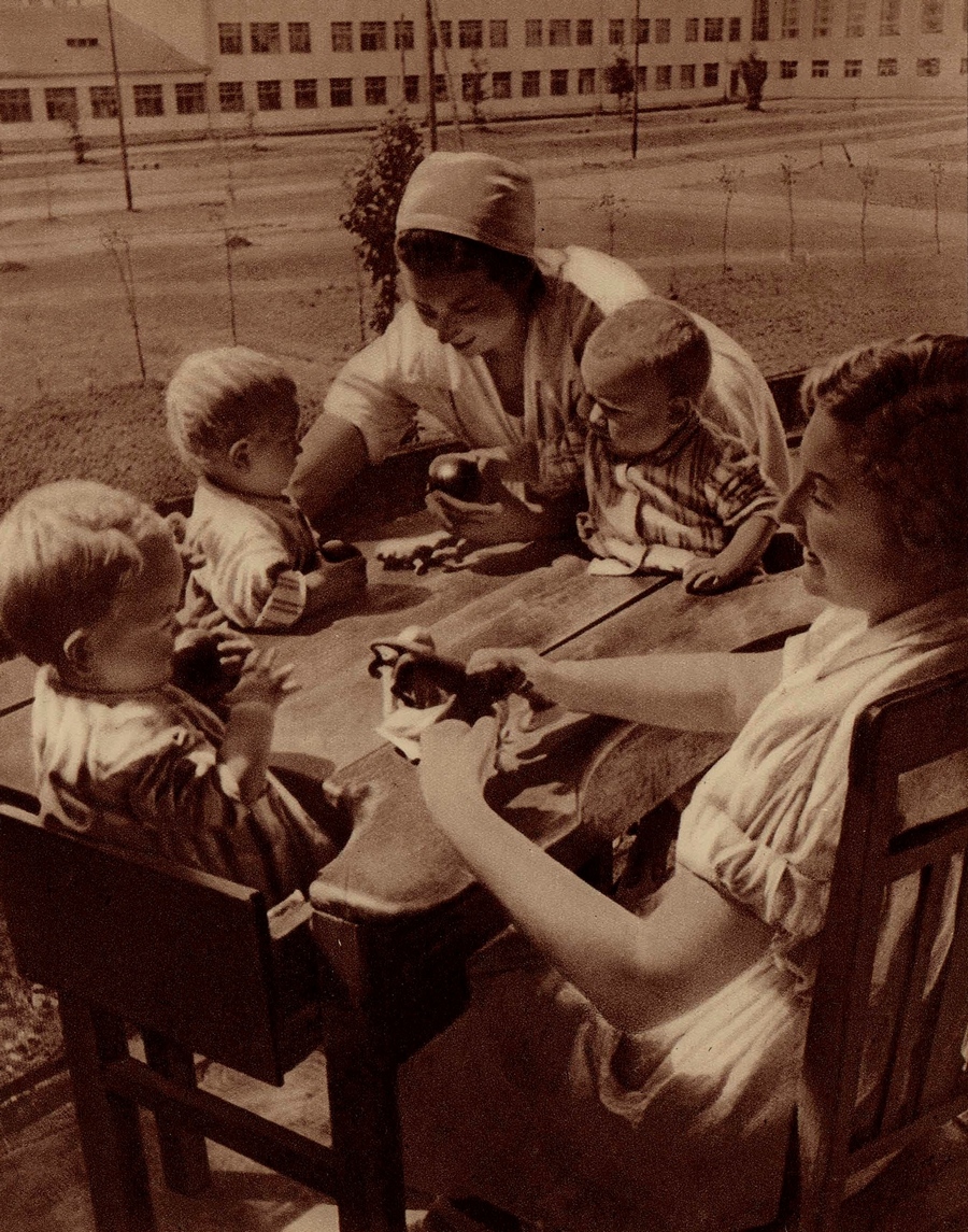 Игры ребят на балконе детского комбината, созданного советом жен Криворожстроя.