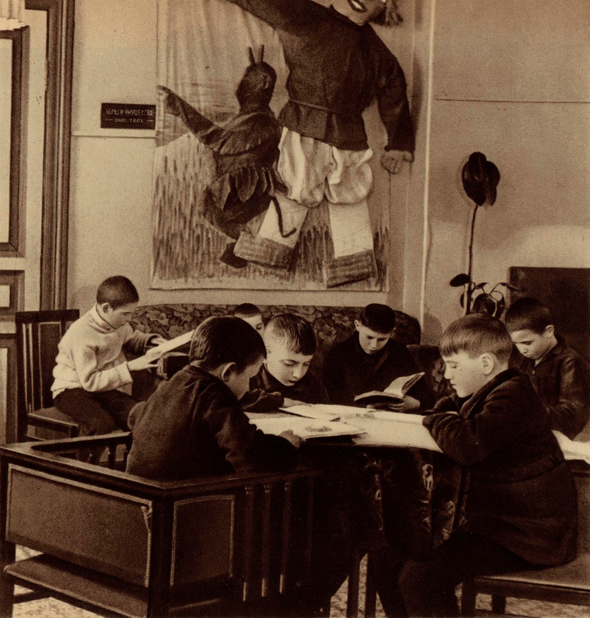 Во внешкольном комбинате Кировского завода в Ленинграде. Сюда приходят школьники после занятий почитать интересную книгу.