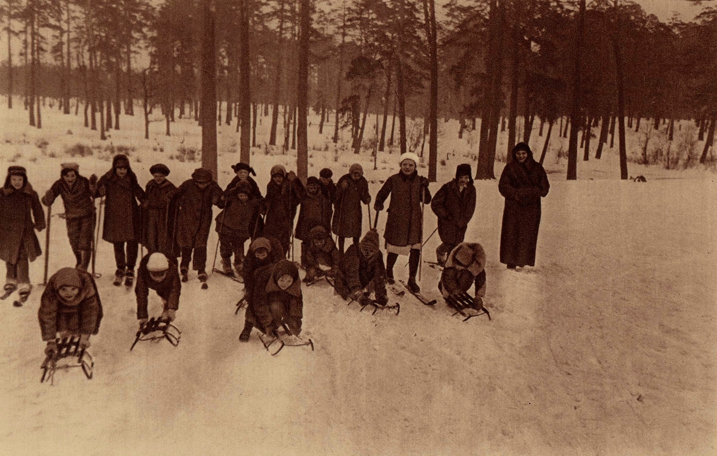 ..и зимой... Дети на прогулке в Ростокинском городке Метростроя в Москве.