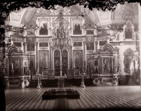 Главный иконостас, посвященный в честь Благоверного Великого князя Александра Невского, освящен в 1824 году. Фото конца 19 века