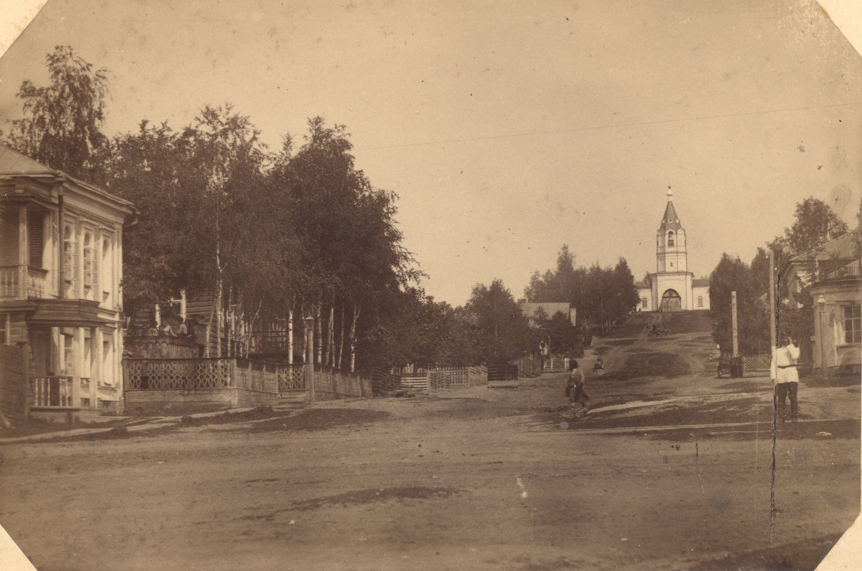 Вид по ул. Пятой на Михайловскую часовню (до 1905 г.). Фото из архива Е. Ф. Шумилова