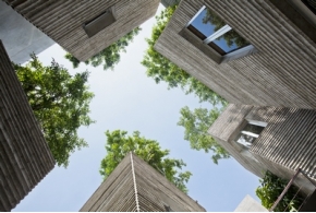 Деревья растут на крышах вьетнамского дома, построенного Vo Trong Nghia Architects