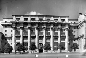 Жилой дом в Москве, Моховая улица, д. 7. Академик архитектуры И. В. Жолтовский