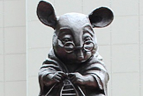 Памятник лабораторной мыши появился в новосибирском Академгородке