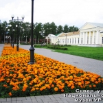 Цветники возле Национального музея УР. им. Кузебая Герда (2009).