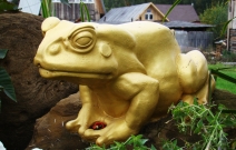 Золотая лягушка. Уличная скульптура.